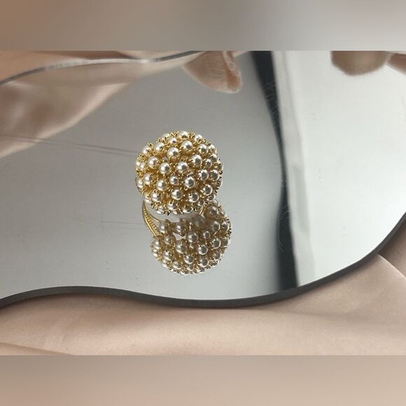 Elegant Gold-Tone Pearl Cluster Statement Ring - Picture 5 of 9